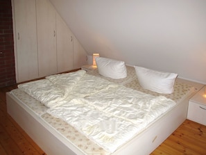 Bed, Mattress, Bedroom, Furniture, Bedding, Property, Room, Bed Frame, Bed Sheet, Floor