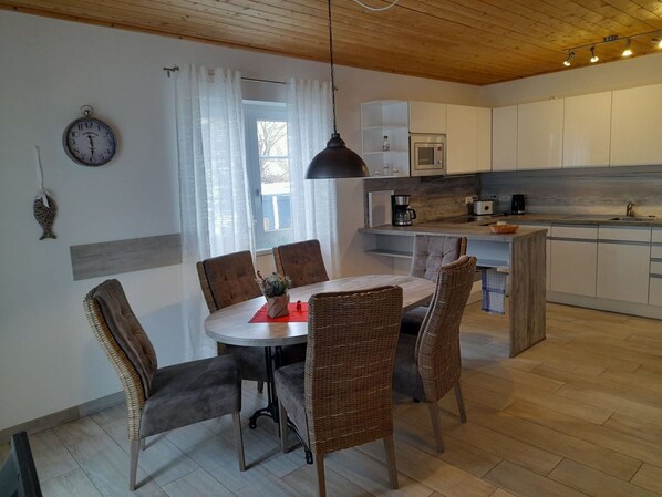 Meubles, Table, Propriété, Chaise, Cabinetry, Évier, Comptoir, Bois, Evier, Éclairage