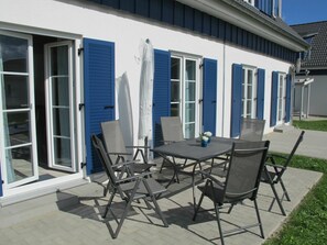 Table, Bâtiment, Fenêtre, Meubles, Chaise, Bois, Ombre, Mobilier De Jardin, Porche