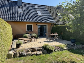 Plante, Bâtiment, Fenêtre, Maison, Lot Terre, Ciel, Arbre, Chalet, Herbe, Zone Résidentielle