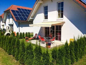 Gebäude, Pflanze, Fenster, Grün, Blau, Haus, Grundstueck, Gras, Hütte, Baum