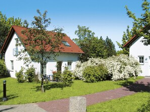 Plant, Sky, Building, Window, Tree, Land Lot, Natural Landscape, House, Leisure, Grass