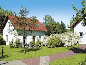 Plant, Sky, Building, Window, Tree, Land Lot, Natural Landscape, House, Leisure, Grass