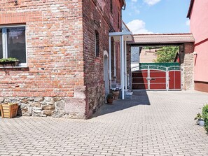 Plant, Building, Window, Road Surface, Sky, Cloud, Brick, Brickwork, Wood, Flooring
