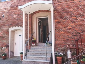 Pflanze, Blumentopf, Gebäude, Zimmerpflanze, Mauerwerk, Tür, Backstein, Die Architektur, Strassenbelag, Treppe