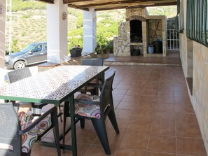 Table, Propriété, Roue, Tableau De Plein Air, Bois, Design Intérieur, Mobilier De Jardin, Sol, Ombre