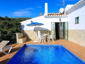 Blau, Schwimmbad, Resort, Gartenmöbel, Villa, Hotel, Sonnenliege, Zimmerpflanze, Balkon, Ferienort