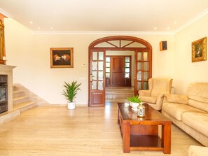 Möbel, Pflanze, Couch, Bilderrahmen, Holz, Zimmerpflanze, Interior Design, Blumentopf, Wohnzimmer, Tabelle