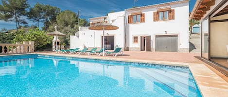 Agua, Cielo, Propiedad, Edificio, Planta, Nube, Piscina, Ventana, Azur, Árbol