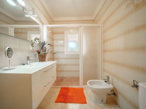 Sol, Mur, Salle De Bains, Design Intérieur, Luminaire Plomberie, Sol, Bois, Lavabo, Armoire De Toilette, Plafond