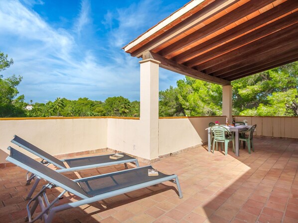 Ciel, Propriété, Nuage, Bois, Ombre, Mobilier De Jardin, Bâtiment, Plante, Arbre, Sol