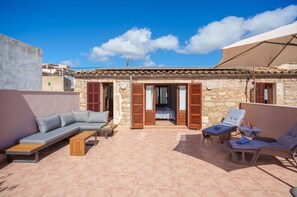 Nuage, Ciel, Bâtiment, Fenêtre, Canapé, Bleu Azur, Bois, Design Intérieur, Mobilier De Jardin, Porte