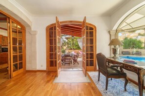 Table, Property, Building, Furniture, Plant, Wood, Window, Chair, Rectangle, Flooring