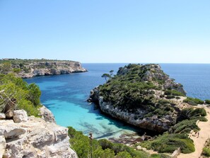 Wasser, Himmel, Azurblau, Blau, Natürliche Landschaft, Berg, Strand, Wind Wave, Horizont, Landschaft