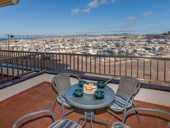 Ciel, Bâtiment, Jour, Propriété, Meubles, Nuage, Table, Bleu Azur, Chaise, Vaisselle