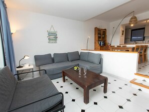 Tabelle, Couch, Bilderrahmen, Möbel, Wohnzimmer, Interior Design, Studio Couch, Fussboden, Komfort