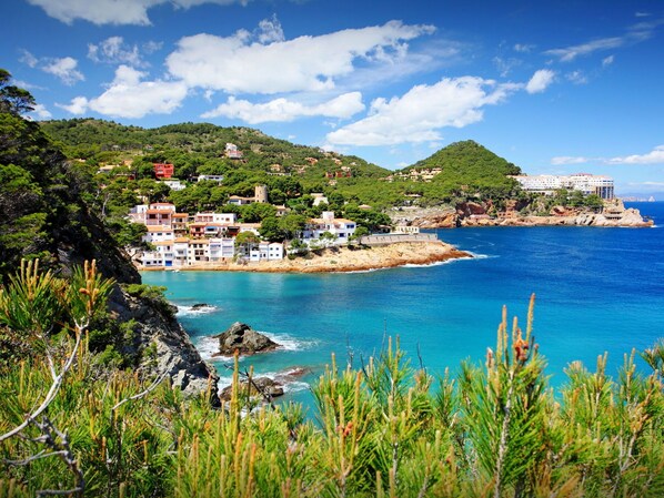 Wasser, Himmel, Daytime, Azurblau, Gebäude, Küsten Und Ozeanische Forms, Gewässer, Landschaft, Strand, Natürliche Landschaft