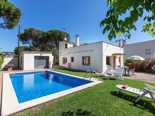 Water, Sky, Plant, Building, Swimming Pool, Shade, Tree, House, Window, Rectangle