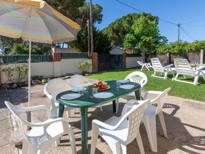 Table, Meubles, Propriété, Ciel, Plante, Tableau De Plein Air, Chaise, Ombre, Arbre, Architecture