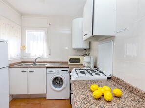 Cabinetry, Countertop, Eigentum, Wäschekammer, Weiss, Küchengerät, Küche, Herd, Haushaltsgerät, Gasherd
