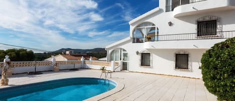 Cielo, Nube, Acqua, Proprietà, Costruzione, Pianta, Azzurro, Piscina, Finestra, Località Balneare