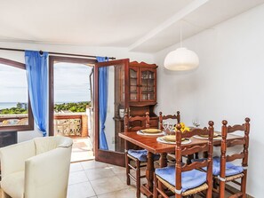 Tabelle, Möbel, Eigentum, Holz, Interior Design, Pflanze, Flooring, Fussboden, Wohnzimmer, Stuhl