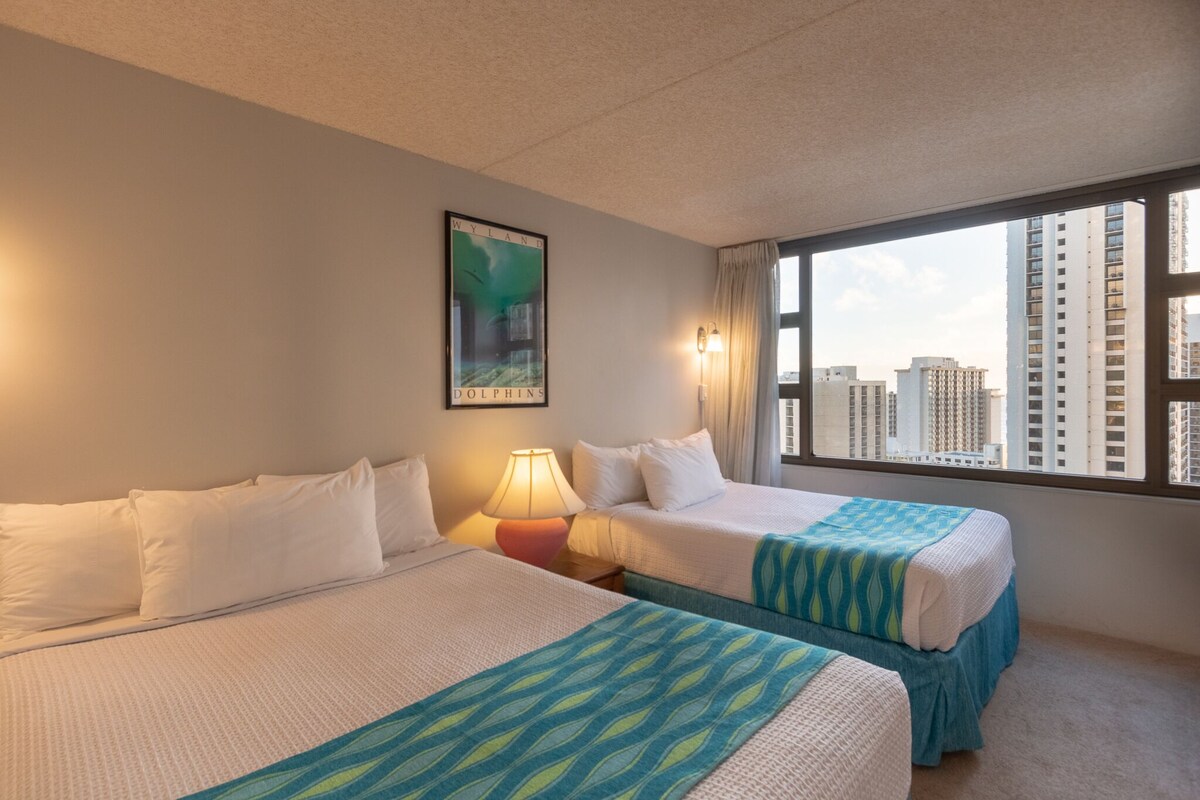 Block to Beach! Koko Resorts at the Waikiki Banyan 22nd Floor Pool View, Free parking & Wifi