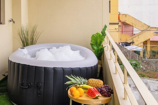 Outdoor spa tub