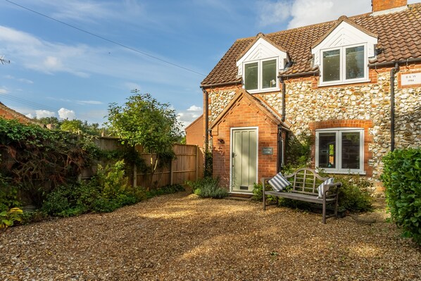 Cherry Tree Cottage, Great Bircham: Attractive brick and flint property