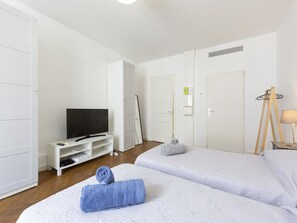 Studio equipped, TV, WIFI, AC, dressing cupboards