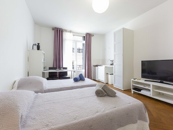 2 singles beds, TV, WIFI, AC