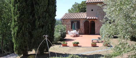 Vista fronte casa dall'ingresso cancello