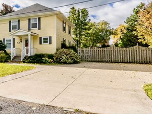 Large Driveway to Accomidate up to 4 Parking S[aces