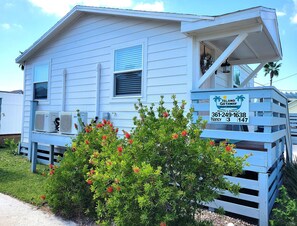 Coral cottage is a 1 bedroom/1 bath house in the middle of Port Aransas.