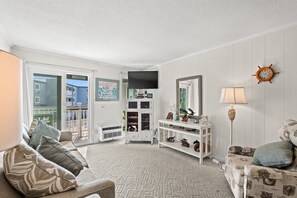 A Place at The Beach 9530-2C Living Area