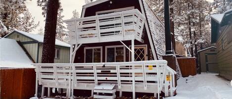 Snow covered Big Bear Cool Cabins, A Beary Happy Cabin front