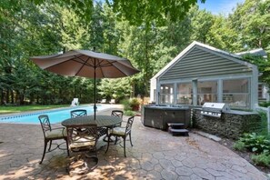 Outdoor Dining, Hot Tub, Built In Gas Grill