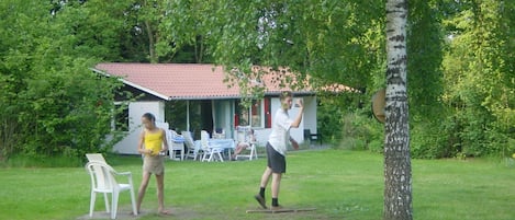 Gezellige bungalow met voor en achter een groot grasveld