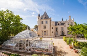 Large Chateau for rent in France, by Petit-Chateau. Com