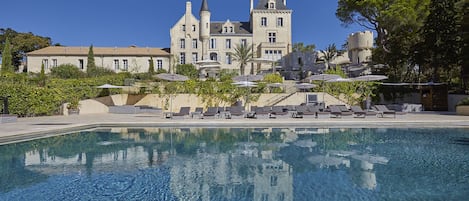 Large Chateau for rent in France, by Petit-Chateau. Com