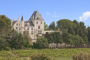 Large Chateau for rent in France, by Petit-Chateau. Com