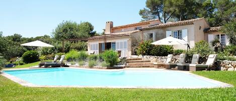 Gorgeous 5 bedroom villa in a gated domain in Opio and short drive to Valbonne