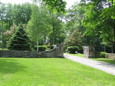 Sharon Country Estate On 300 Acres With 100 Mile Views