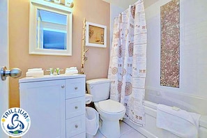 Full bathroom, beautifully decorated