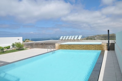 Moderna casa ecológicamente responsable con vista al mar, piscina, surf, golf, tenis