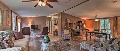 Silver Springs Vacation Rental | 4BR | 2BA | 1,800 Sq Ft | 5 Stairs to Access