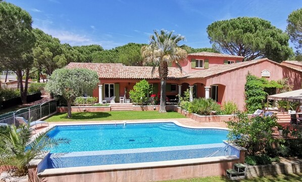 VUE DE LA VILLA AVEC PISCINE A DEBORDEMENT