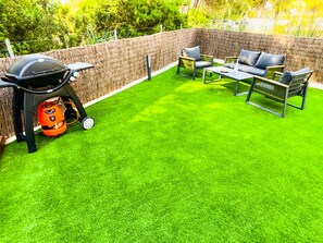  Garden -with barbecue and seating area