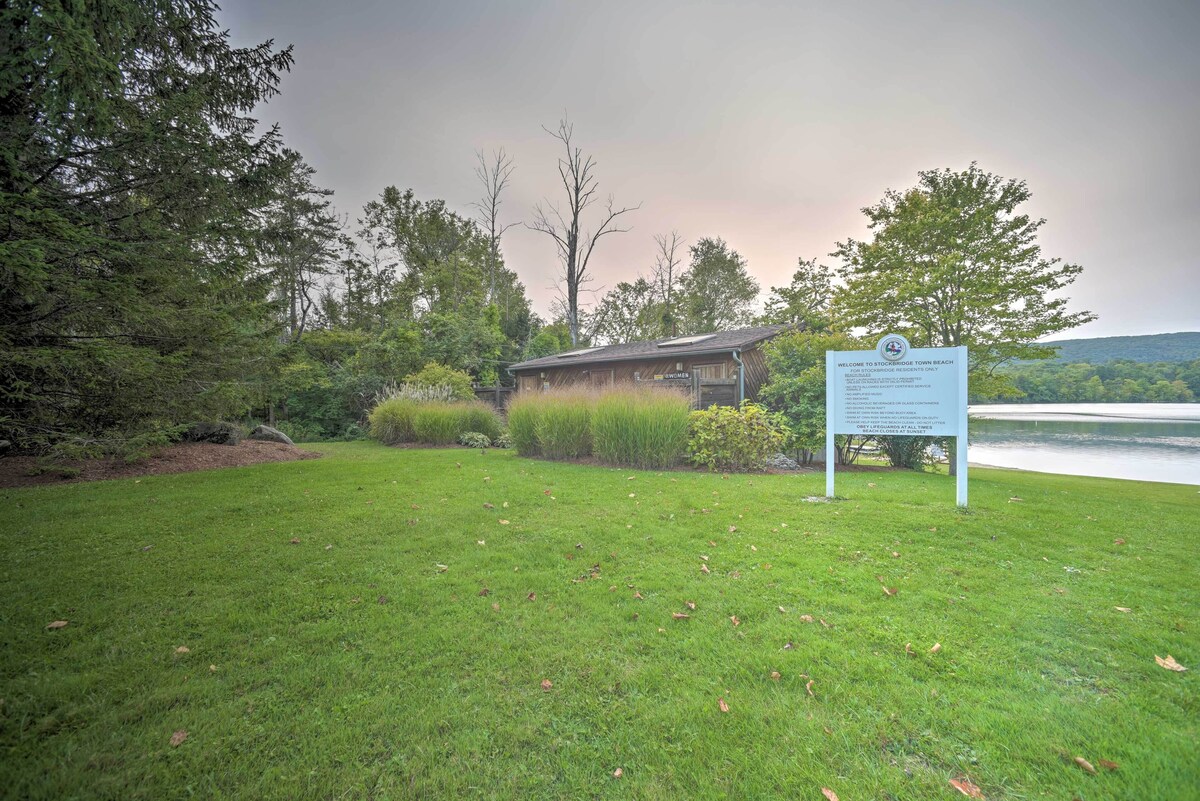 Cozy Stockbridge Cabin – Walk to Beach & Lake!