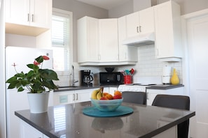 9' HIGH CEILINGS, QUARTZ COUNTEROPS, FULLY STOCKED KITCHEN, WIDE PLANK FLOORING!